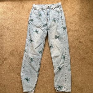 PacSun Women blue denim jeans with butterfly print. Size 28. High waisted.
